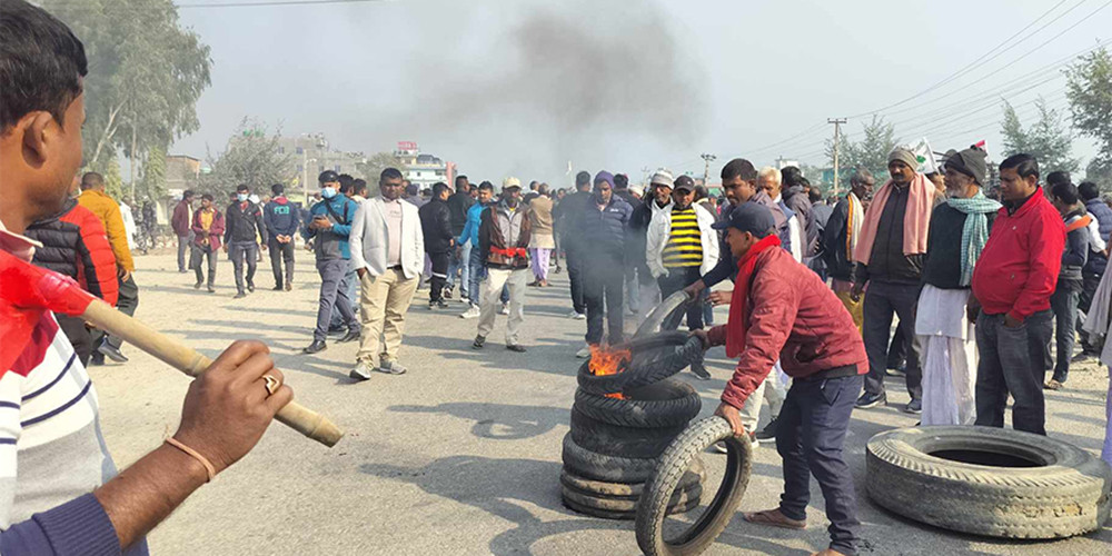  निजगढमा राजमार्ग अवरुद्ध